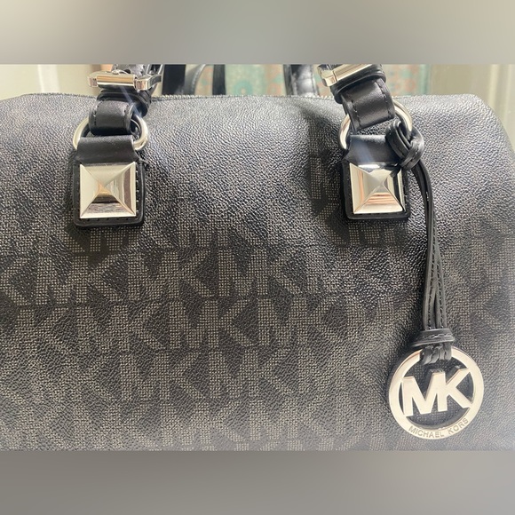 SOLD!! Michael Kors Grayson Medium Chain Signature Satchel, Wristlet, & Dust Bag - Picture 6 of 14